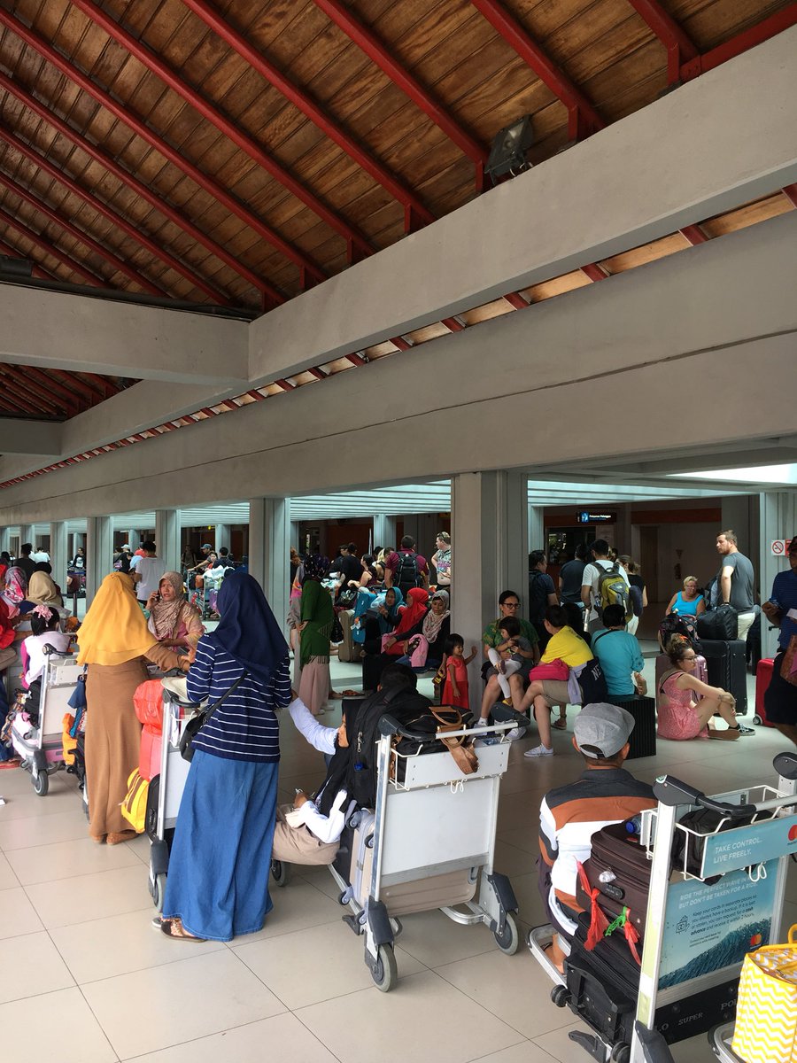 Bus to Surabaya at DPS: Long lines, people in line for at least an hour, depending on bus flow. Taxis offering services to Surabaya for IDR3million
#bali #mtagung