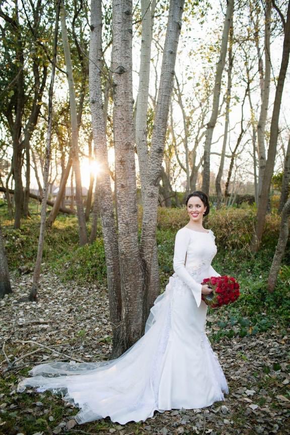 Weddingmonkey's tweet photo. Love the dress but love, love, love the red rose hand muff perfect for a wedding at this time of year #weddings #weddingdress #handmuff #redroses https://t.co/aohrOXAdwF