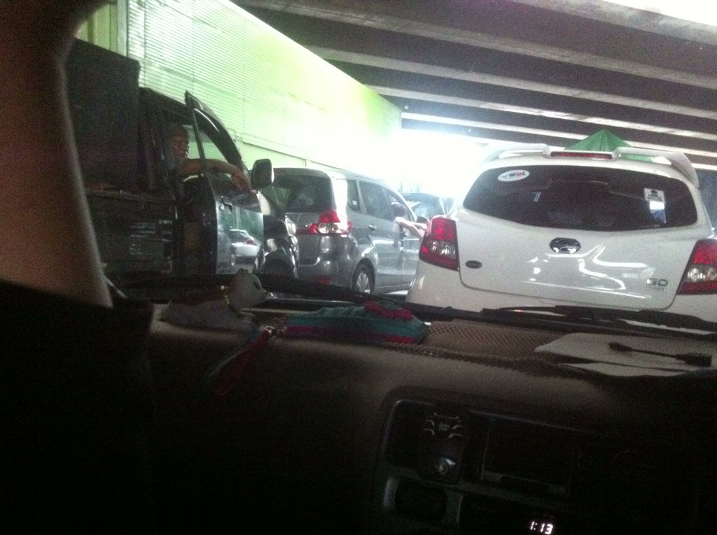 Bram_Java's tweet photo. @e100ss imbas konvoi Persebaya, exit tol waru macet total satu jam lebih tdk jalan https://t.co/B0yw7ykb5N