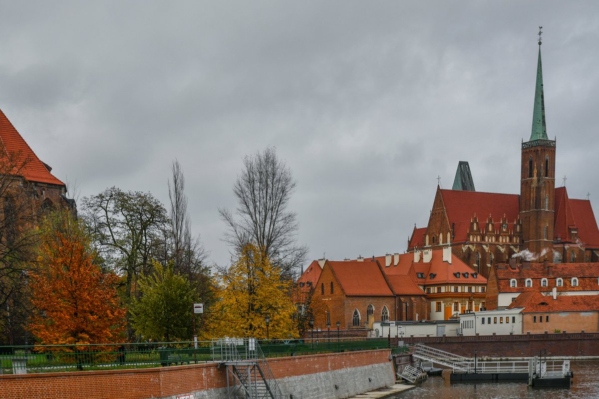 wroclaw_info's tweet photo. 6°C i przez cały dzień pogoda jak o poranku, pochmurnie z przelotnym deszczem. Ale jak to mówią środa minie tydzień zginie ;) https://t.co/pHDjXczb0t