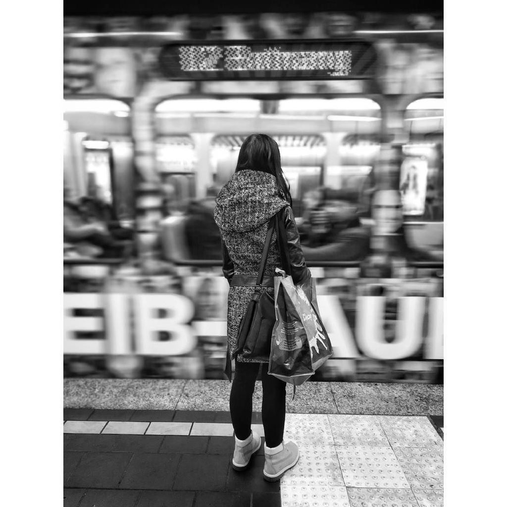 darzveider's tweet photo. Blurry Bokeh Black-and-white .
. . 
#onthestreets 
#everybodystreet 
#streetportrait
#streetphotography_bw
#streetleaks
#SPIcollective
#streetdreamsmag 
#portraitmood
#lensculture
#streetsnap 
#lensculturestreet 
#life_is_street
#humanedge
#hartcollectiv… https://t.co/DOmM43agbS https://t.co/aD3wu0Ym9V