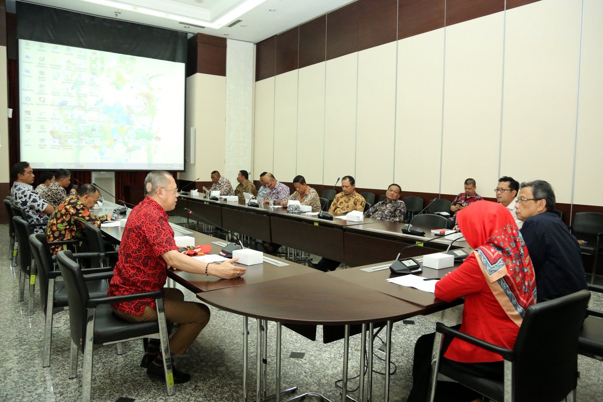 HumasBappenas's tweet photo. Bappenas menerima kunjungan dari DPRD Dearah Istimewa Yogyakarta, Selasa (28/11) di ruang rapat Djunaedi Hadisumarto – 4 Kementerian PPN/Bappenas. https://t.co/vg76tJanT7