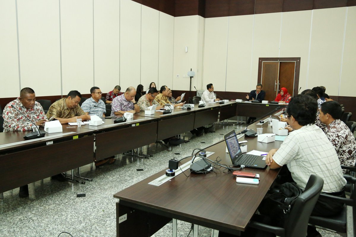 HumasBappenas's tweet photo. Bappenas menerima kunjungan dari DPRD Dearah Istimewa Yogyakarta, Selasa (28/11) di ruang rapat Djunaedi Hadisumarto – 4 Kementerian PPN/Bappenas. https://t.co/vg76tJanT7
