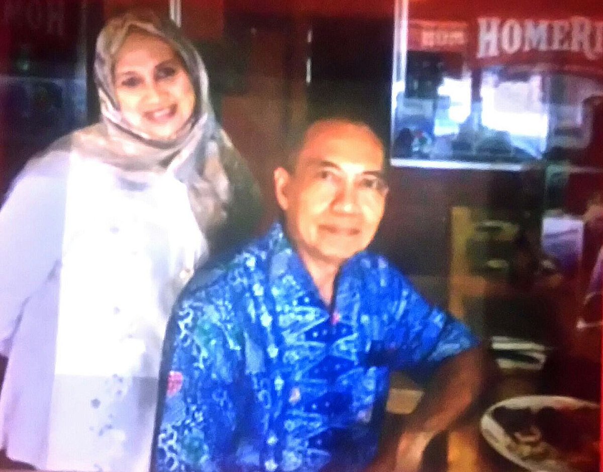 Hari ini, dunia kuliner Indonesia berduka. Pak Bondan Winarno telah wafat pagi tadi. Beliau yang memberi semangat dan dorongan bagi kami saat awal HomeRibs buka di Cipete Raya. Selamat jalan pak Bondan. Engkau selalu di hati kami. Semoga dikaruniai kedamaian di sisiNya.
