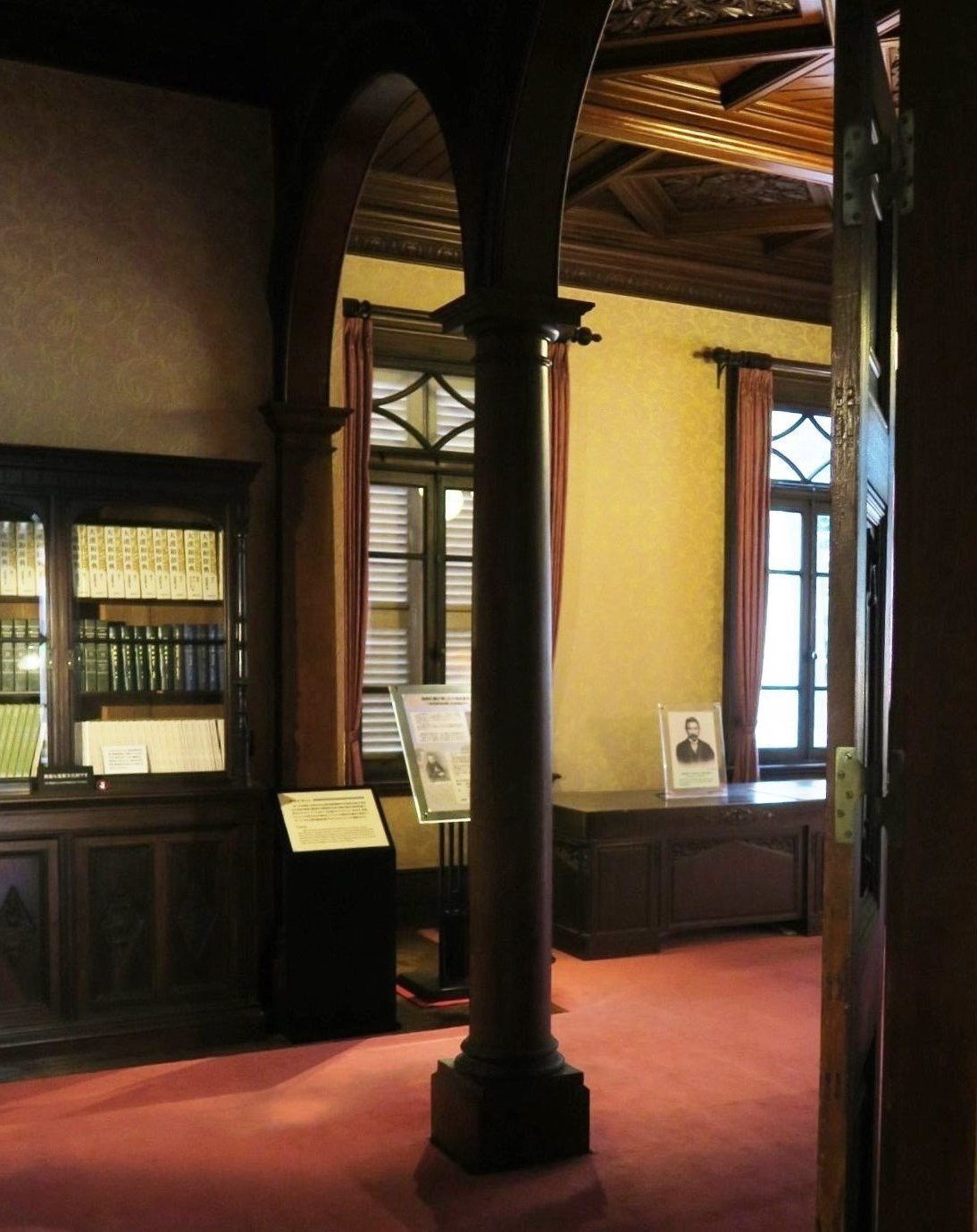 旧岩崎邸庭園 書斎は 迎賓館として建てられた洋館で唯一 岩崎久彌が日常使った部屋ですが ホールから入るとなぜかいきなり 柱があります 2階を支えるために必要だったのでしょうか それとも 調度の配置を引き立てる効果があったのでしょうか 柱の