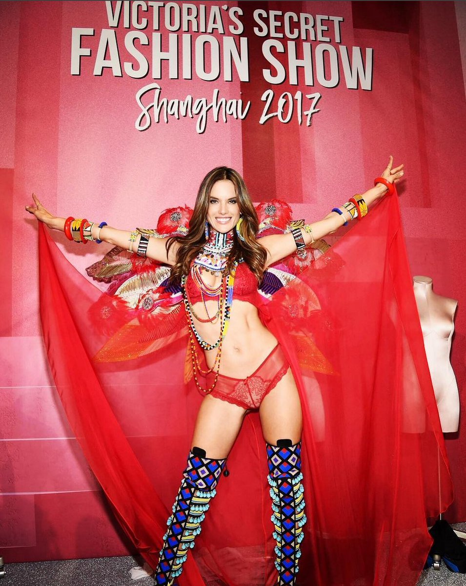 AngelAlessandra's tweet photo. Almost showtime!! 🎉 Hottest night on television 🔥 #VSFashionShow #VSFS2017 @VictoriasSecret https://t.co/7opaXPUUtB