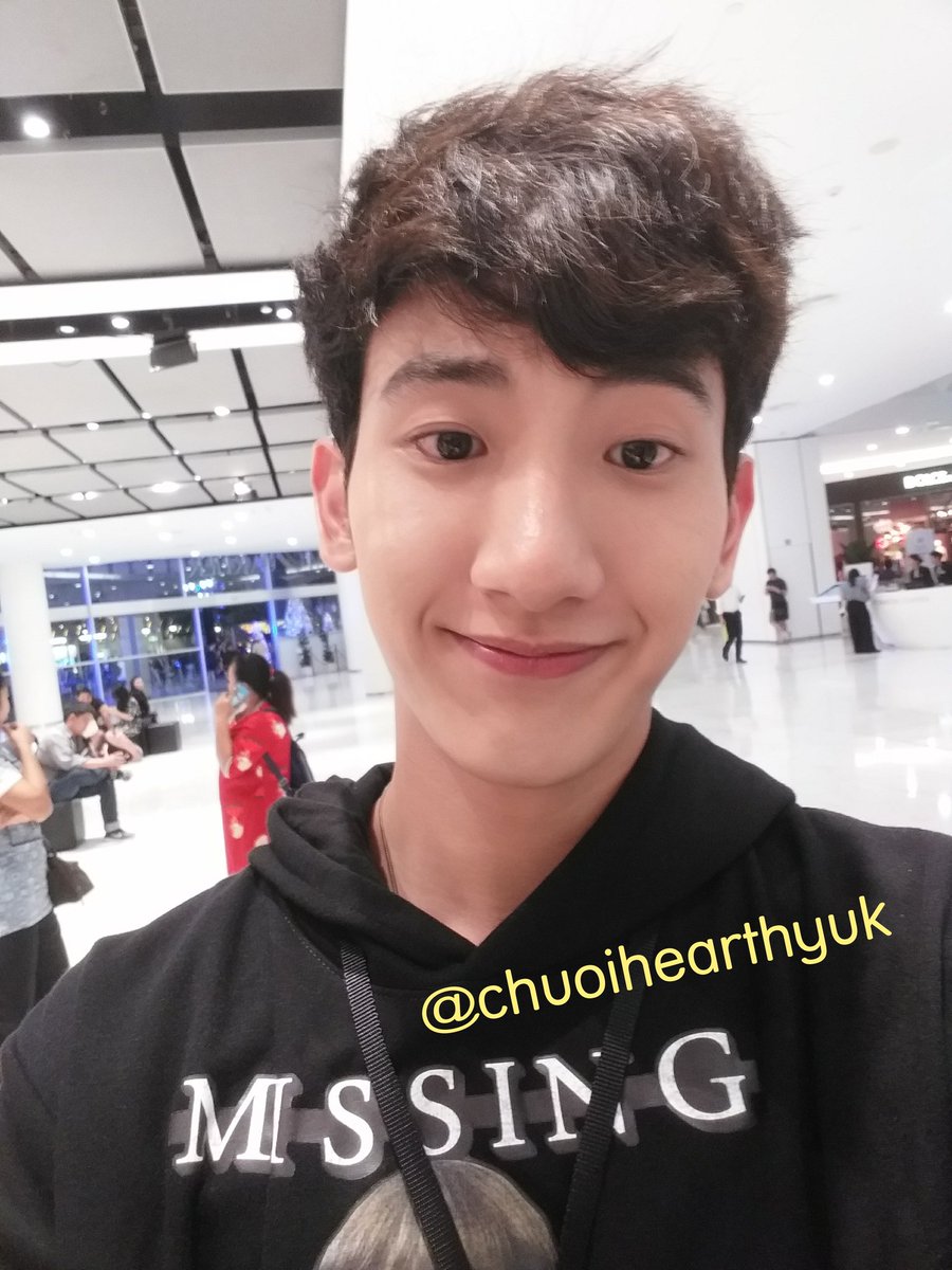 chuoihearthyuk's tweet photo. 171128 @Toptap_jirakit Selfie @ #bookko_surgery After Event #ครอบครัวทท #Toptap_jirakit https://t.co/EgEJHlRGAg
