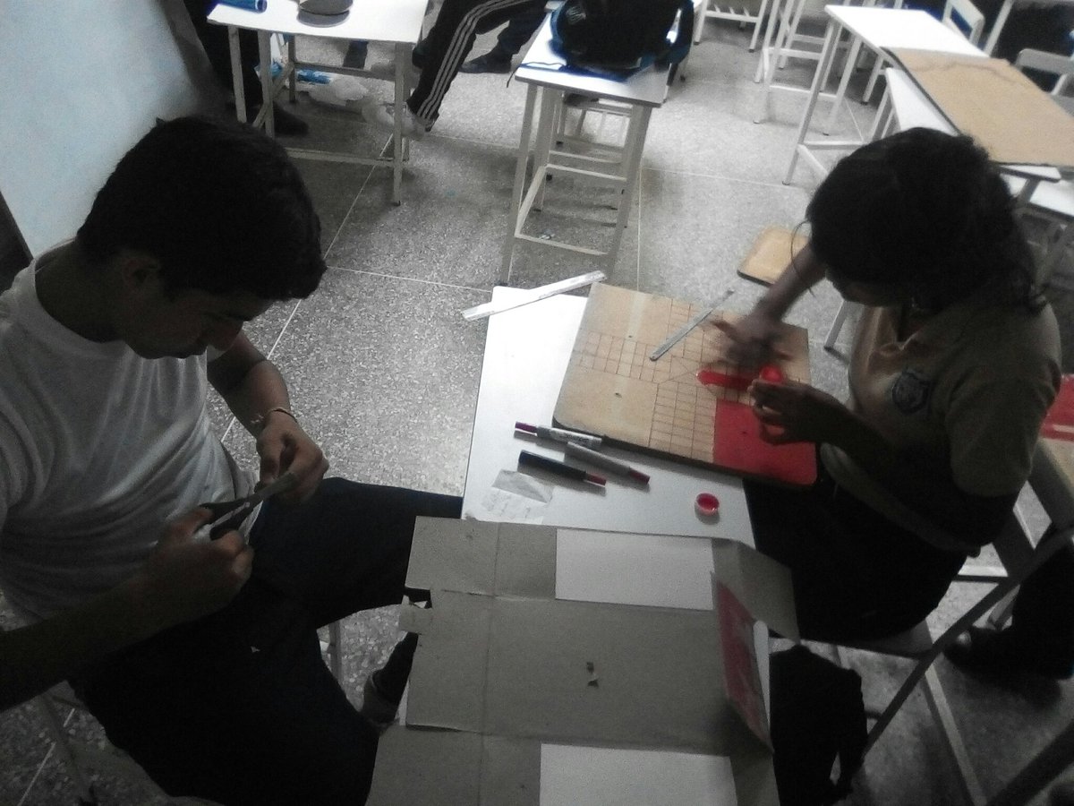 imaiz2701's tweet photo. Estudiantes de 5to año elaborando juegos didácticos. https://t.co/QD2kF0p8Jq