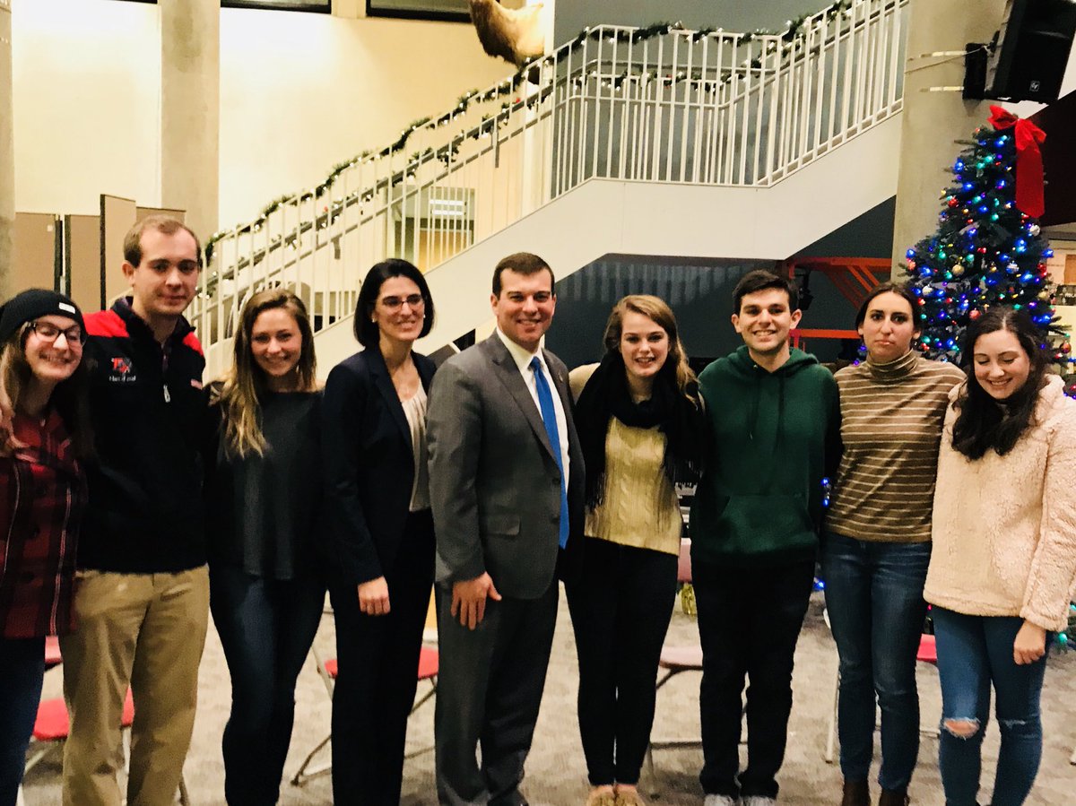 SteveStafstrom's tweet photo. @FairfieldU talking political engagement and State and National issues with @CollegeDemsFU and @CMcCarthyVahey. #GoStags! Always good to be back on campus. https://t.co/2ClTmjVg8x