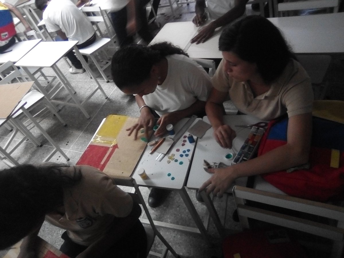 imaiz2701's tweet photo. Estudiantes de 5to año elaborando juegos didácticos. https://t.co/QD2kF0p8Jq