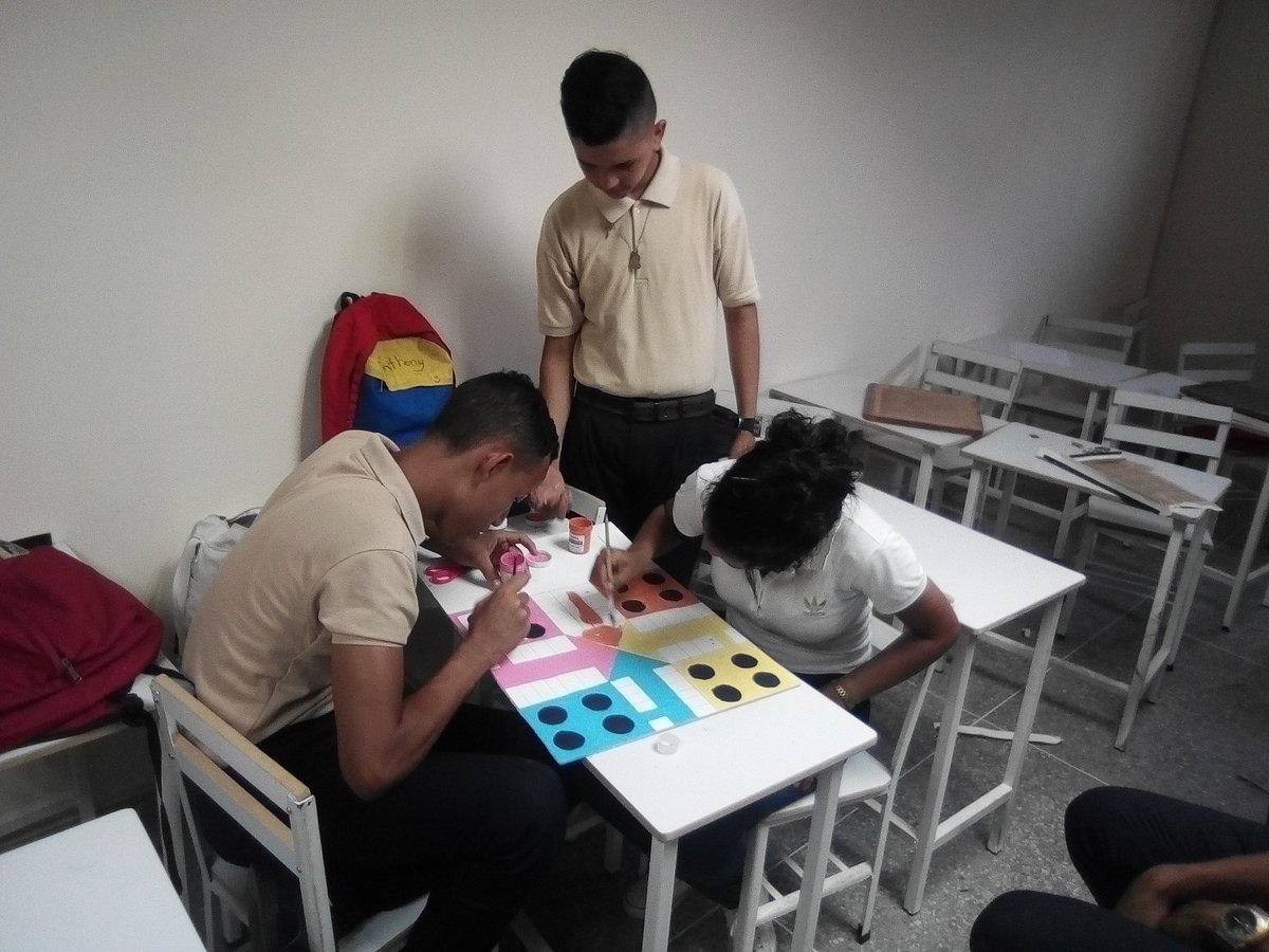 imaiz2701's tweet photo. Estudiantes de 5to año elaborando juegos didácticos. https://t.co/QD2kF0p8Jq