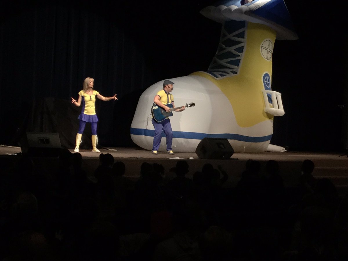 mrs_romain's tweet photo. The #bigyellowboot made an appearance! Lots of fun with @Splashnboots and the kindergarten class this afternoon. #classtrip https://t.co/9lJUFCsKXa