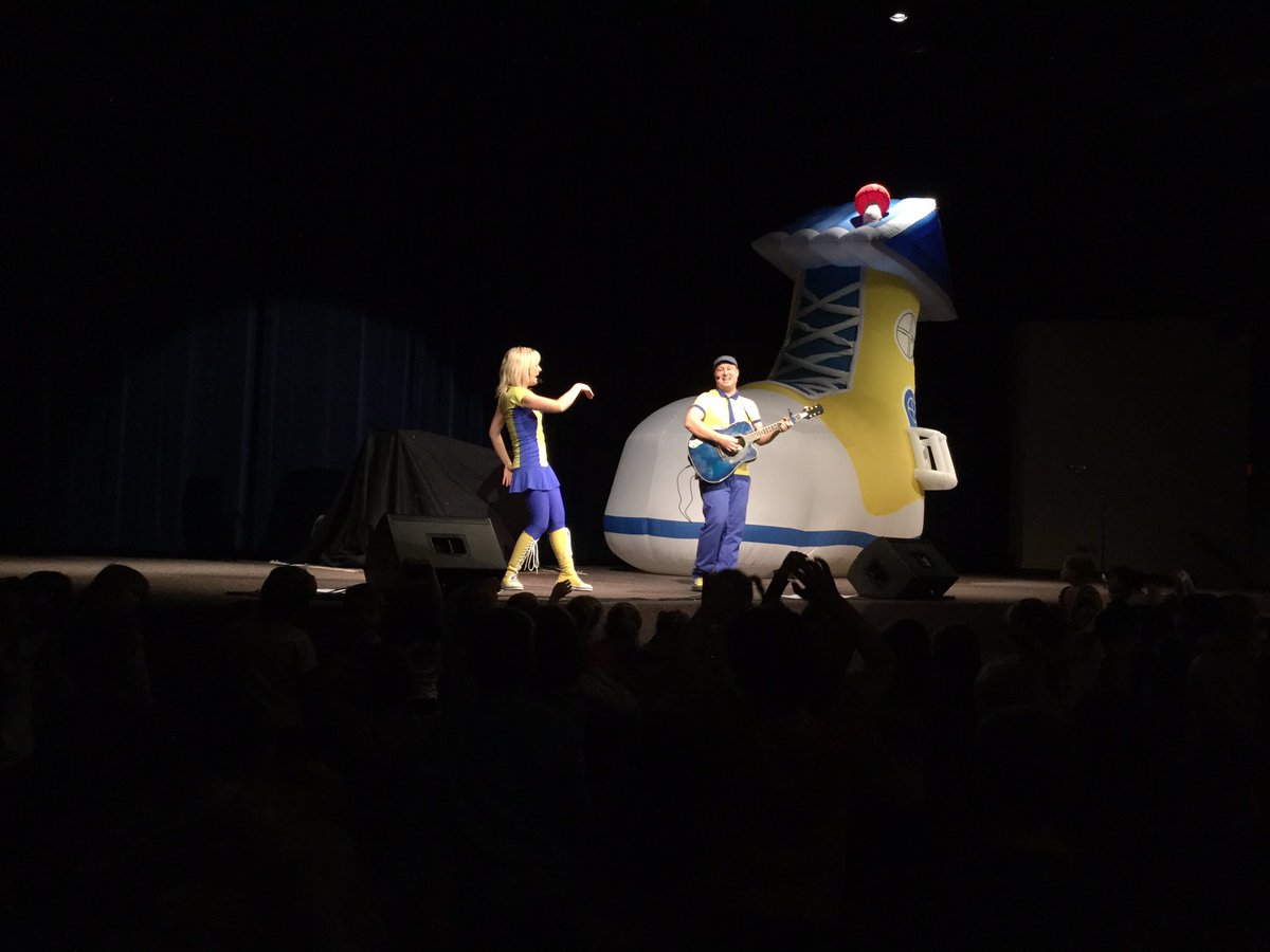 mrs_romain's tweet photo. The #bigyellowboot made an appearance! Lots of fun with @Splashnboots and the kindergarten class this afternoon. #classtrip https://t.co/9lJUFCsKXa