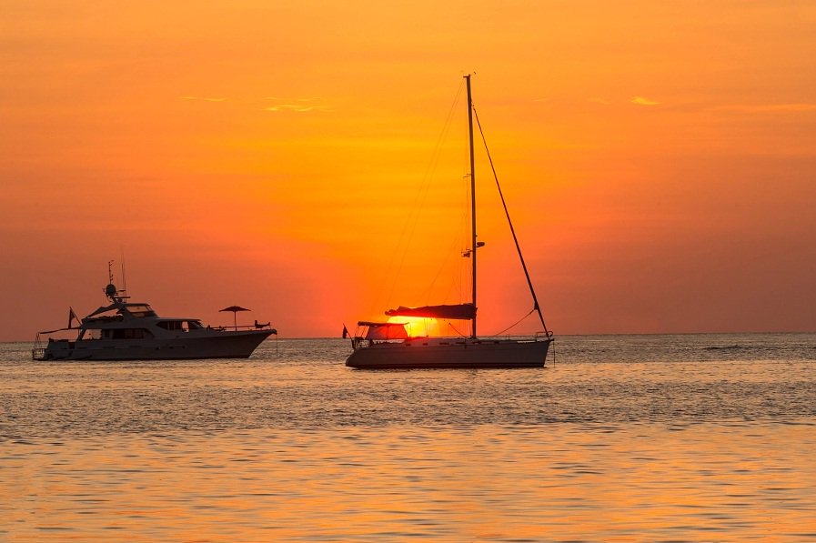 PhuketO's tweet photo. Yacht sailing against sunset
© Prasit Rodphan

#PhuketHotelsOnline, #PhuketPhotos https://t.co/ISHmH1xNat