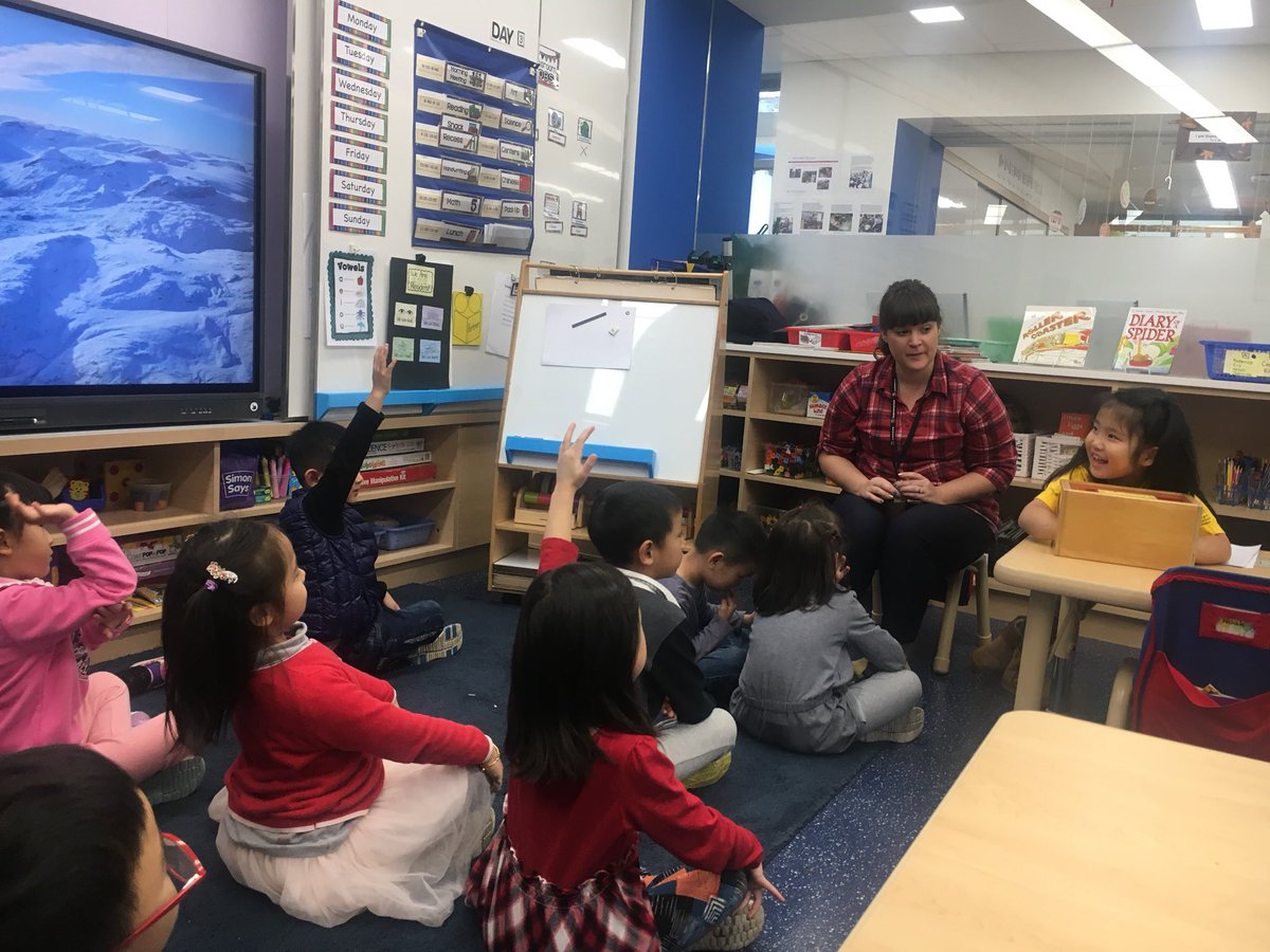 malihaiq5's tweet photo. Guess my shape! K students giving attribute clues for friends to figure out their mystery shape! #ESPDrocks @ErinScripnick https://t.co/1tCSjnRlty