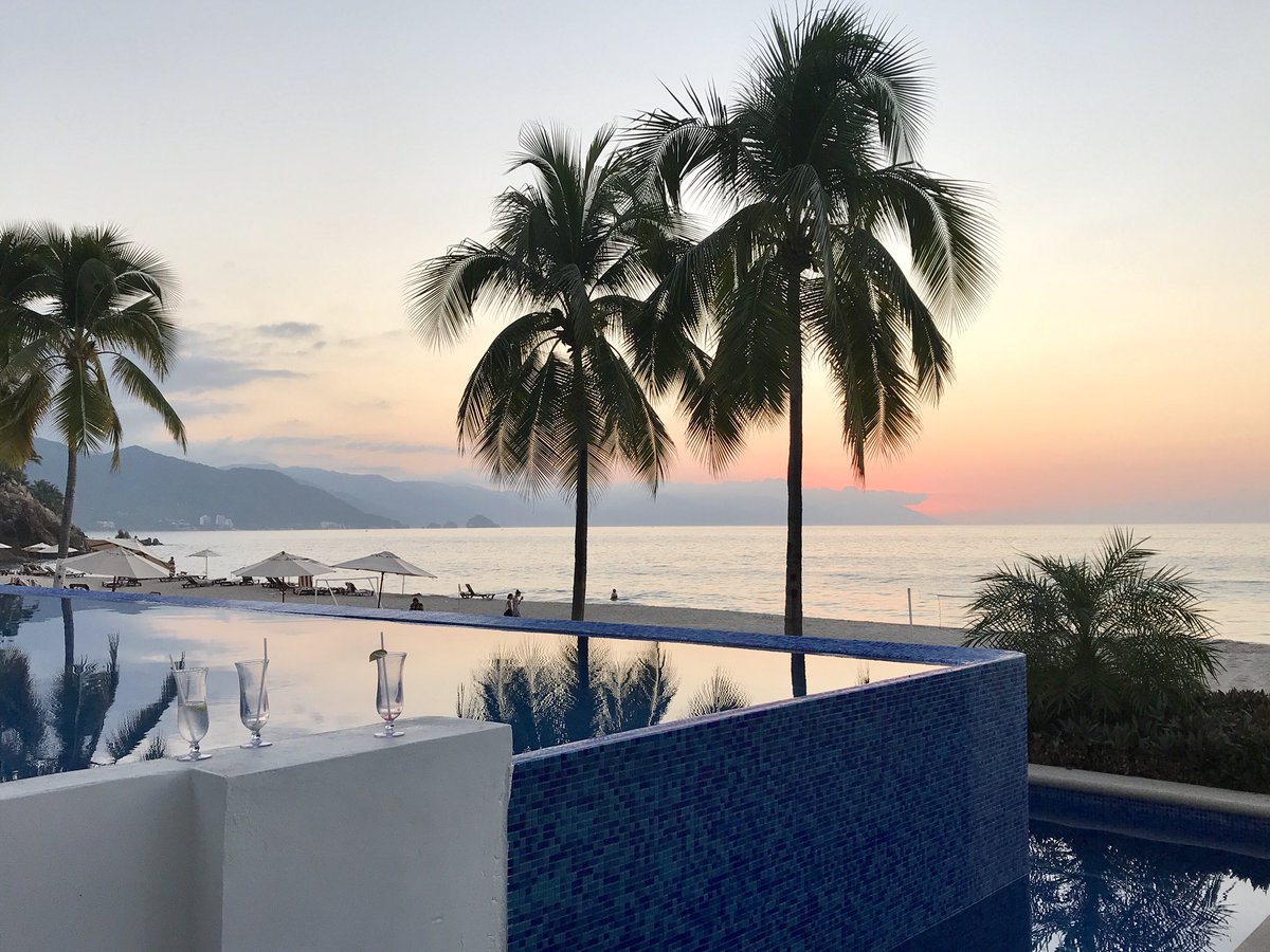 GenGoTravel's tweet photo. Tonight’s sunset at Hyatt Ziva Puerto Vallarta. Gorgeous. #travel #Mexico #PuertoVallarta #gengotips #luxurytravel #sunset #travelwriter https://t.co/VTROYXyIIU