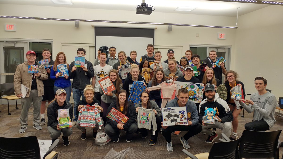 NKUNorseSASS's tweet photo. Thank you @NKUSAAC @NKUNorse student-athletes! Your donations will make a family's holiday special! #NKUGivingTuesday #NorseUp https://t.co/GW7Q3jlXO5