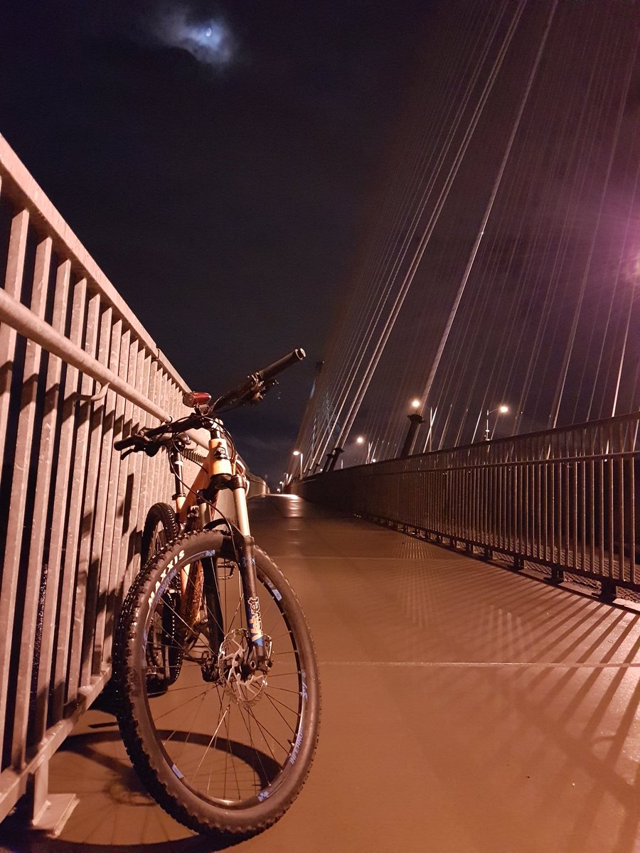 raf_ventura's tweet photo. Night Ride over the #MightyFraser via @PortMannBridge #TollFree @rockymountain https://t.co/EXj9BNNDyi