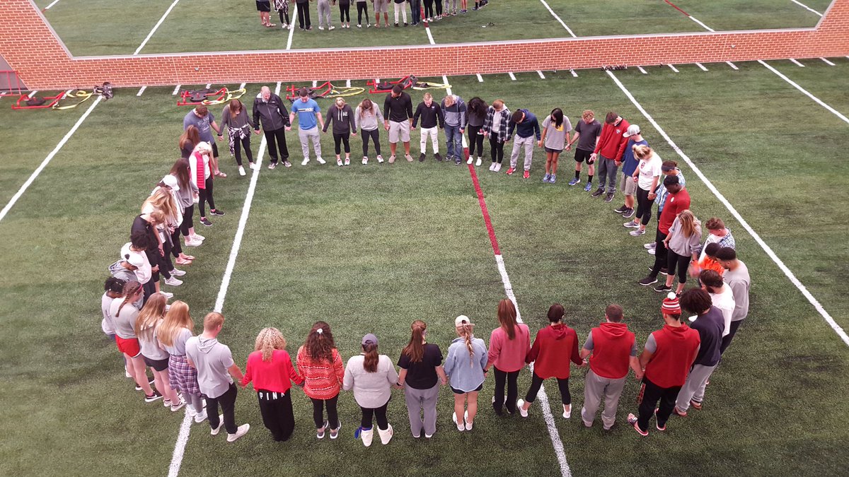 OUFCA1's tweet photo. The team that PRAYS together...STAYS together! #OUFCA #SoonerStrong https://t.co/mwhK4LGGbo