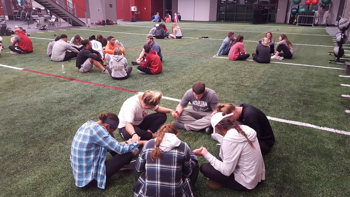 OUFCA1's tweet photo. The team that PRAYS together...STAYS together! #OUFCA #SoonerStrong https://t.co/mwhK4LGGbo