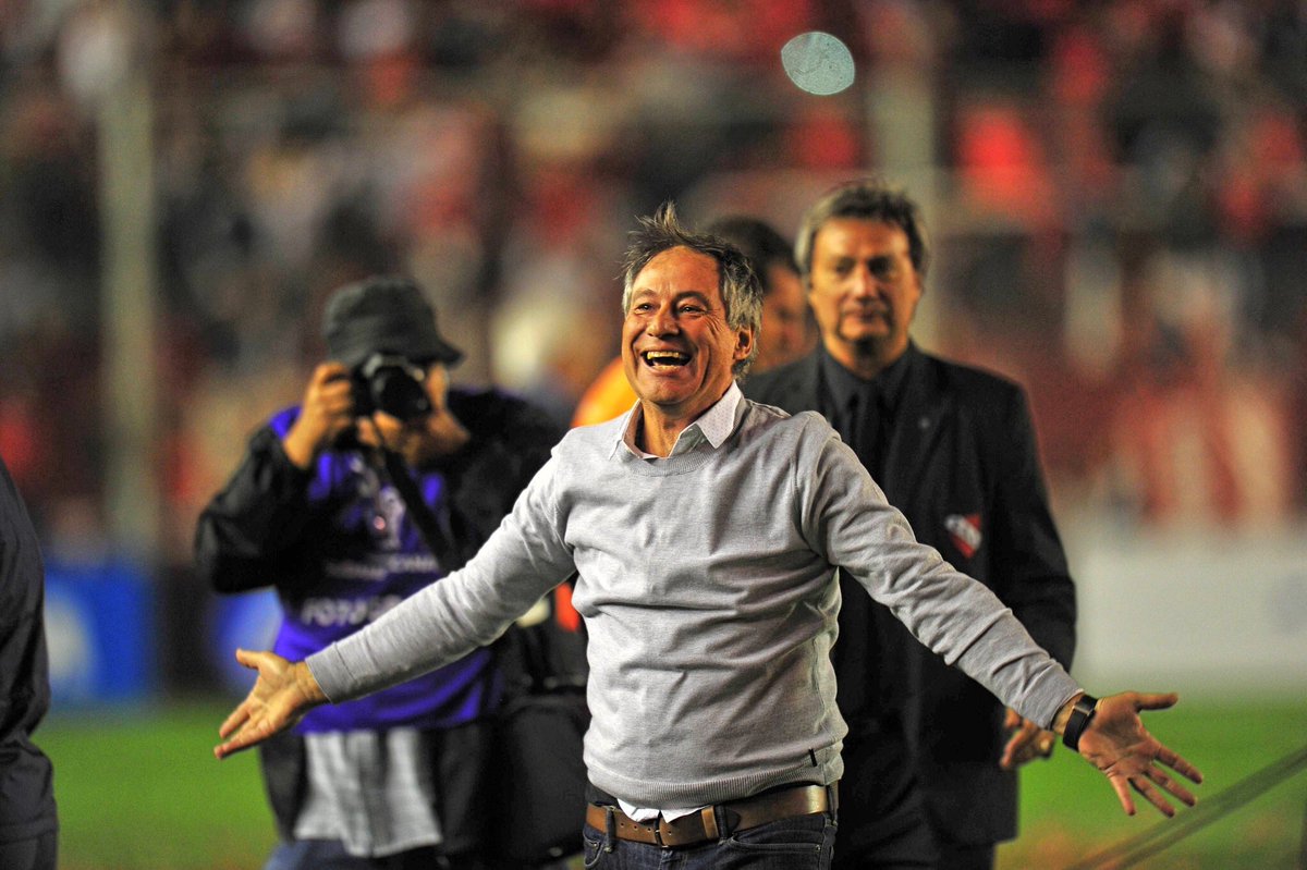 Leotambero's tweet image. Lo subestimaron y criticaron porque venía del Hockey y usaba Drones. Hasta lo apretó un barrabrava ¿Que hizo? Ganó un clásico con suplentes, un hombre menos y de visitante. Ah, y metió a @Independiente en la final de la Sudamericana. Con uds @arielholan_DT.  Para aplaudir 👏👏.