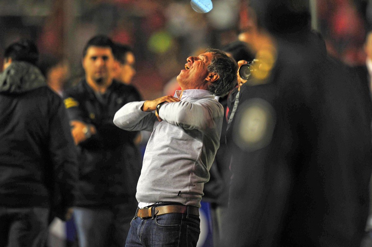 Leotambero's tweet image. Lo subestimaron y criticaron porque venía del Hockey y usaba Drones. Hasta lo apretó un barrabrava ¿Que hizo? Ganó un clásico con suplentes, un hombre menos y de visitante. Ah, y metió a @Independiente en la final de la Sudamericana. Con uds @arielholan_DT.  Para aplaudir 👏👏.