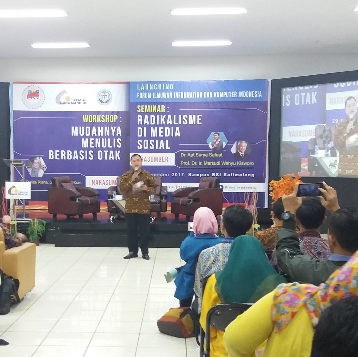 Moderator Seminar "Radikalisme di Media Sosial"
Bapak Ahmad Setiadi, M.Kom
Rabu, 29 Nov 2017 di aula BSI Kalimalang