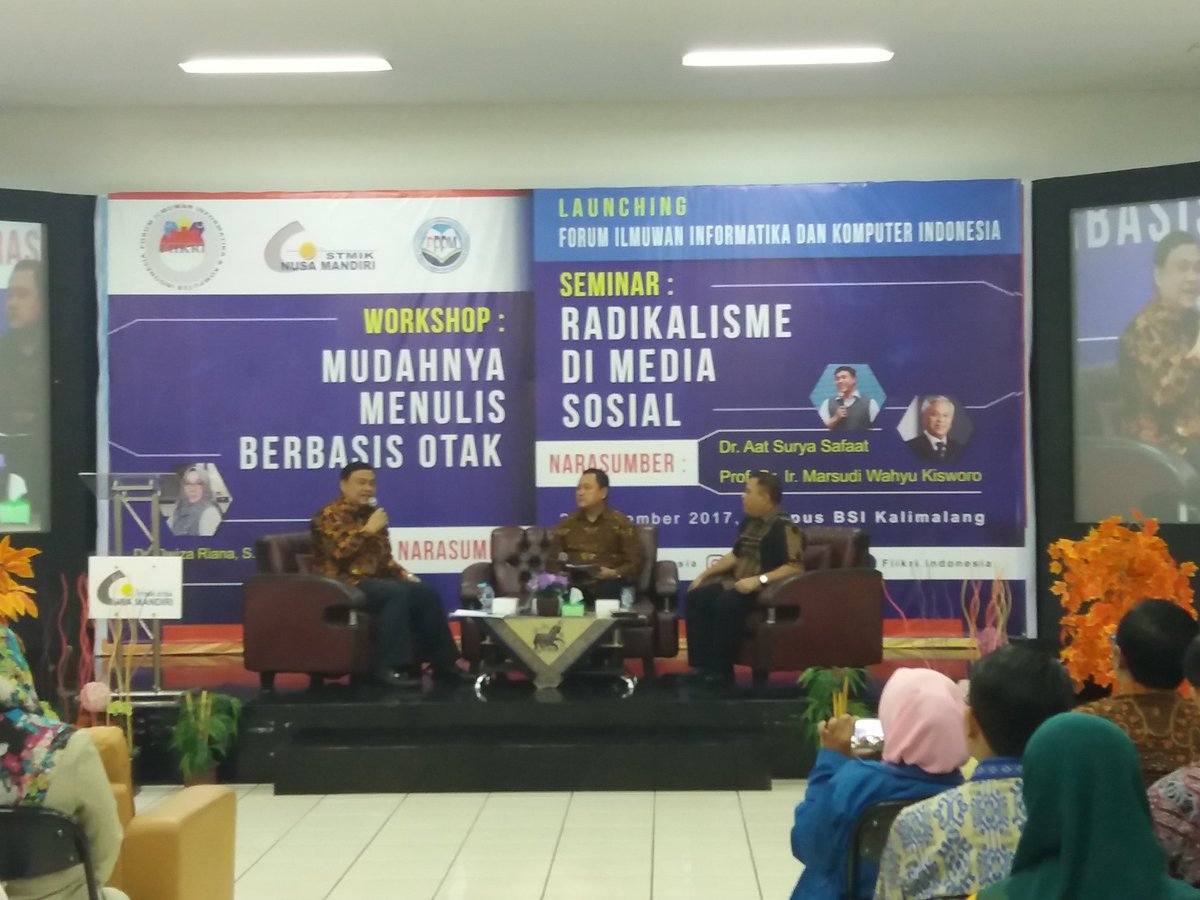 Perbincangan hangat pembuka seminar para narasumber
Bapak Prof. Dr. Ir. Marsudi Wahyu Kisworo dan Bapak Dr. Aat Surya Safaat