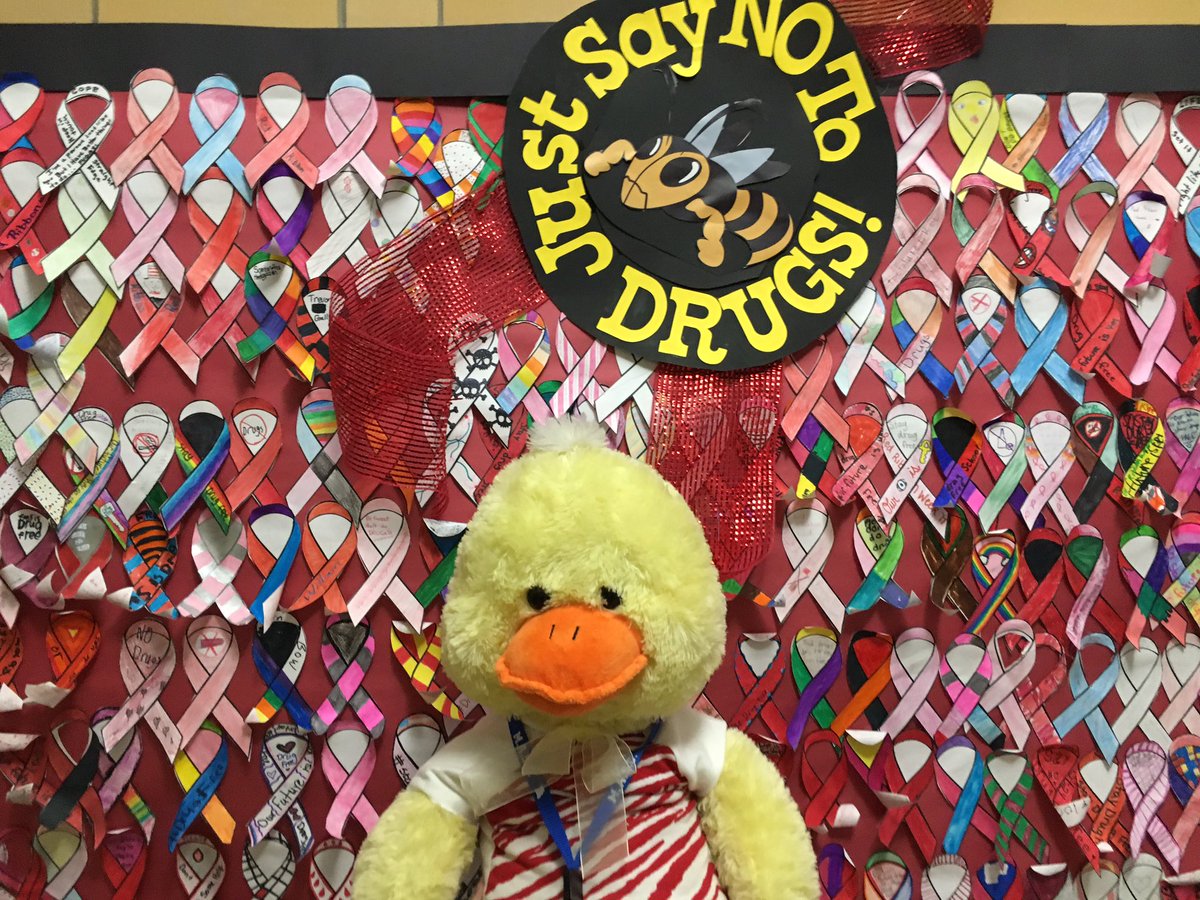 MrsDavisonFHS's tweet photo. MO helped #proMOte drug and violence prevention during Red Ribbon Week with @GuidingFMS and @FMS_StuCo! @MASCstuco https://t.co/9XbFWRnil7