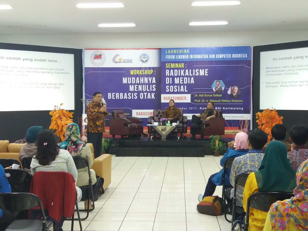 Narasumber pertama seminar "Radikalisme di Media Sosial" oleh Bapak Dr. Aat Surya Safaat
Rabu, 29 Nov 2017 di aula BSI Kalimalang