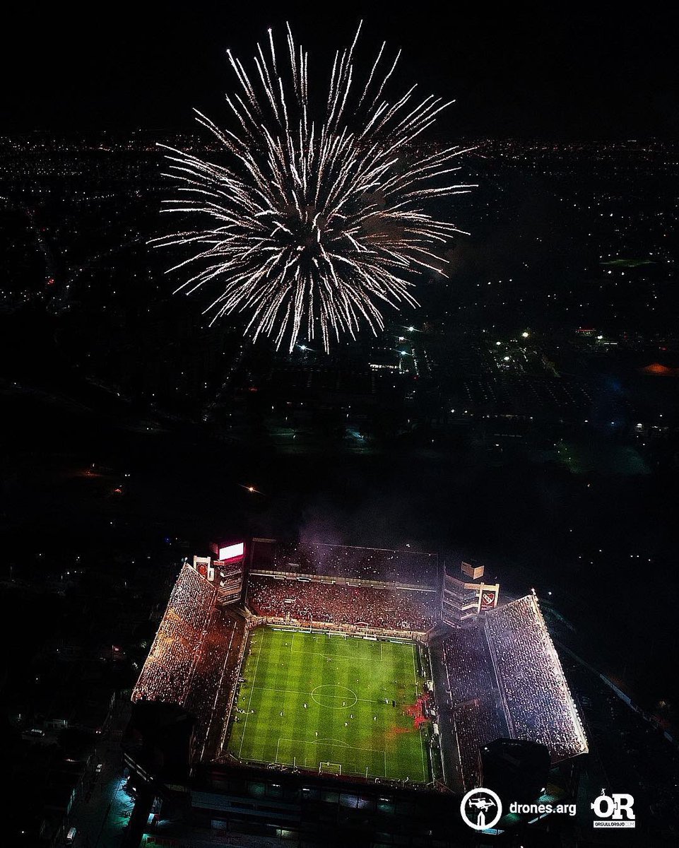 AtaqueFutbolero's tweet image. El recibimiento de Independiente hoy en el Libertadores de América desde el cielo. FOTÓN. 👏🎆🏟
(Gentileza Drones Arg)