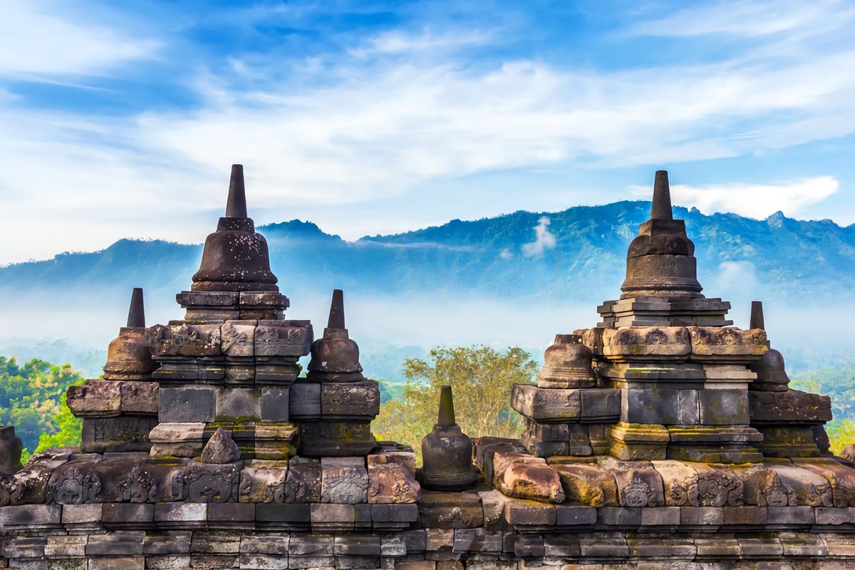 indoexcursions's tweet photo. Large stone stupas in the background of rainforest, morning mist and Sumbing Mountain, Candi #Borobudur, #Yogyakarta, #Indonesia

Don't  miss your morning moments in a place that has the beauties of nature  and the world's largest Buddhist cultural heritage site in the world. https://t.co/1uO7auGQwV