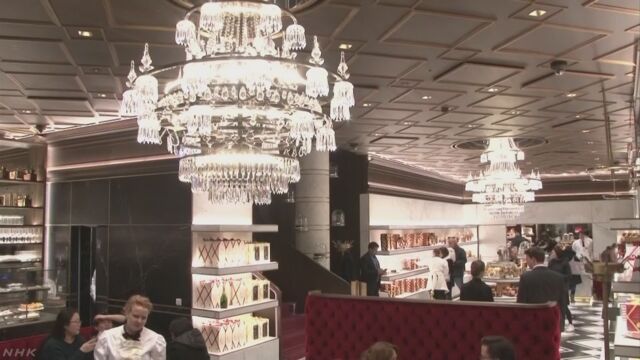 ヨーロッパ旅行 情報部 ウィーンの老舗ホテルに日本人制作のシャンデリア 11 29 Nhk ケーキのザッハトルテで知られる老舗ホテル ホテルザッハーのカフェに ウィーン在住の日本人の照明デザイナー 伊藤恵さん ４７ が制作した高さ５メートルの大きな