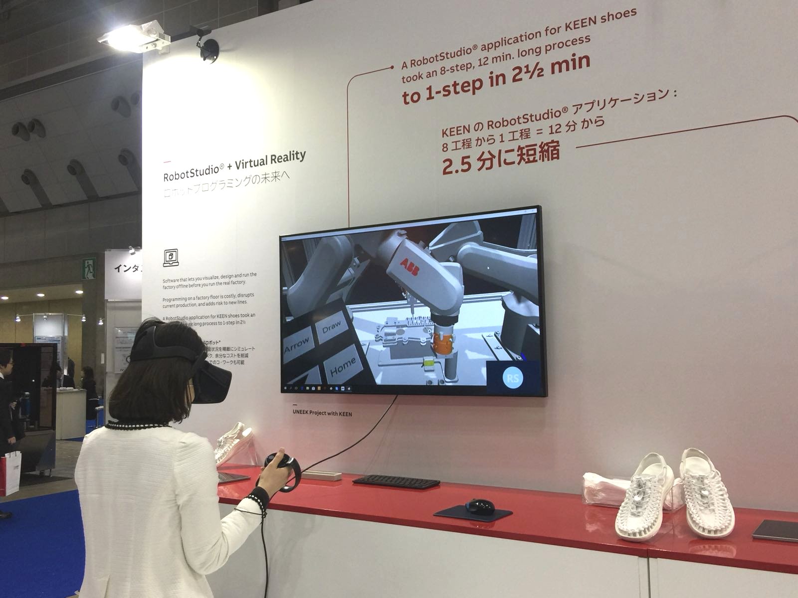 estar impresionado Categoría Comprensión ABB Robotics on Twitter: "A #RobotStudio® application for KEEN shoes took  an 8-step, 12-minute long process down to 1-step in 2½ minutes. Visit us at  #iREX2017 to witness the VR technology implemented