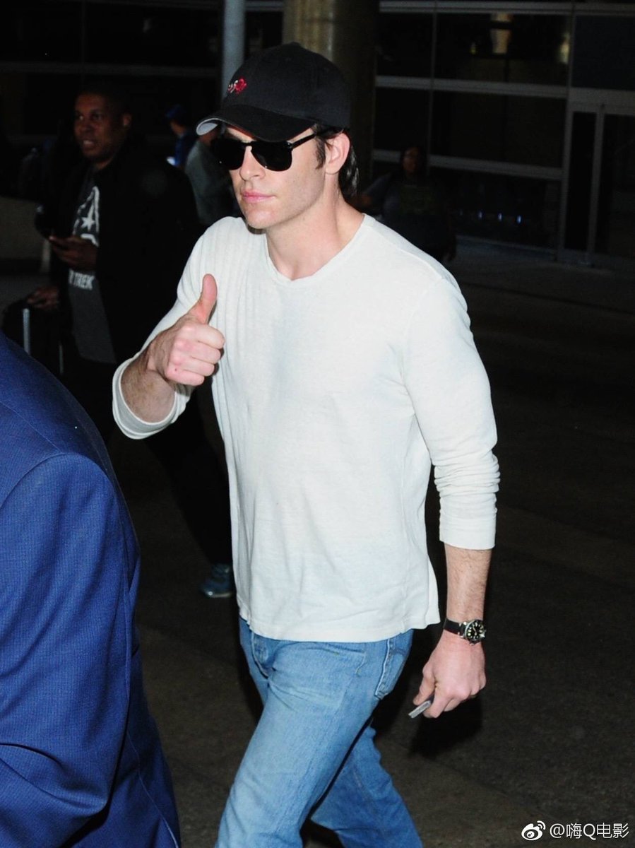 bestofpine's tweet photo. Chris Pine in LA today (SHAVED YASSSS) https://t.co/raTIID4mZd
