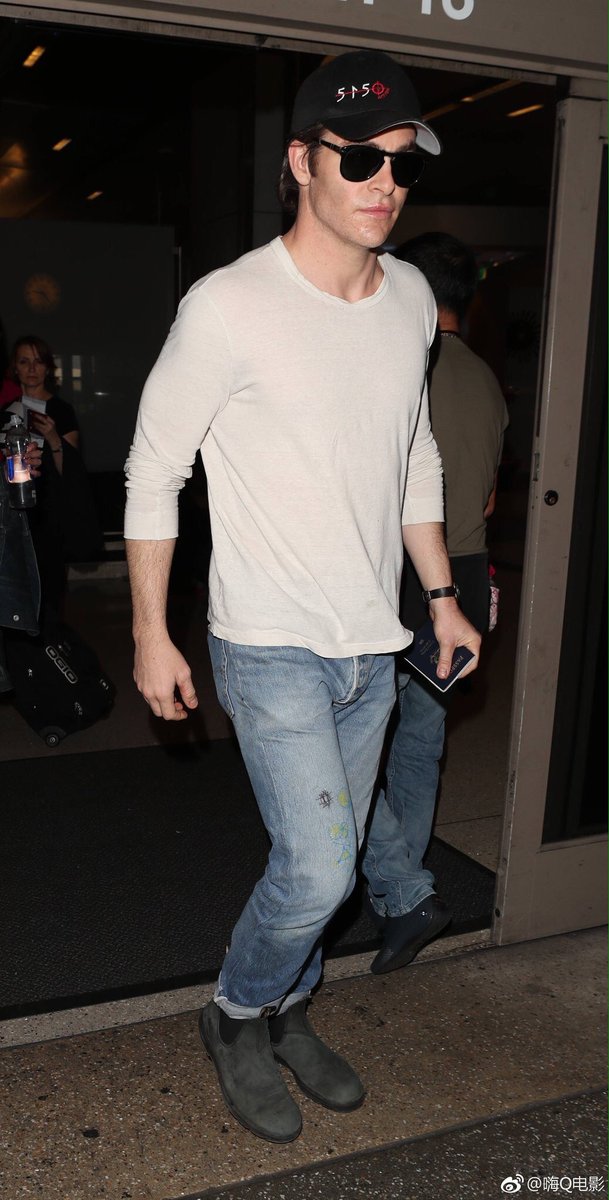 bestofpine's tweet photo. Chris Pine in LA today (SHAVED YASSSS) https://t.co/raTIID4mZd