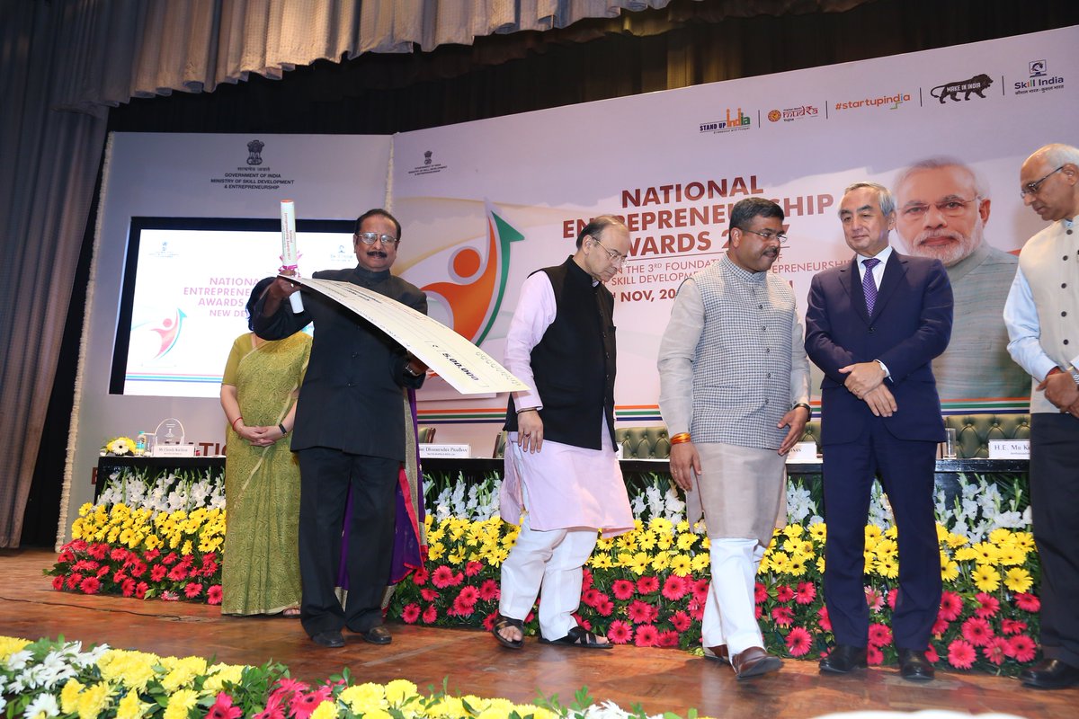FollowBYST's tweet photo. Proud moment for BYST when BYST mentor Mr. T.L Vishwanathan won the NEA award under best mentor category by the Honorable Finance Minsitry of India @Youth4Entrprise #NEAS2017 #ArunJaitley #YouthForum2017 #YOUTH @FollowBYST @FollowCII https://t.co/5OJ36ITDUS