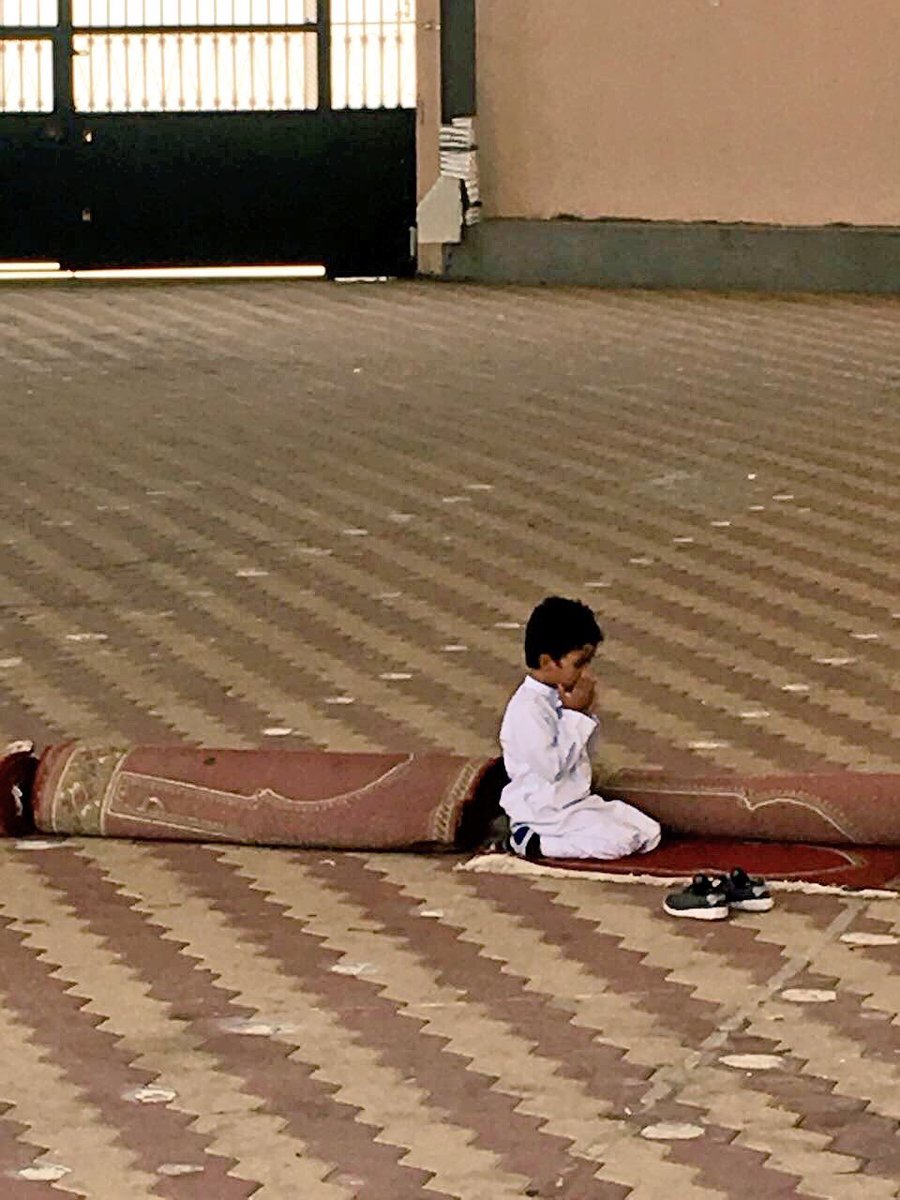 طالب فـ الصف الأول إبتدائي بمدرسة الإمام عاصم لتحفيظ القرآن .. يتيم الأب ..خرج قائد المدرسة للحوش والمصلى ووجده يدعي بعد الصلاة.. وسأله ماذا تصلي ؟ قال: صليت الضحى وأدعي  لأبي بالجنة وأقابله فيها .
وولدٍ صالح يدعوا له ...