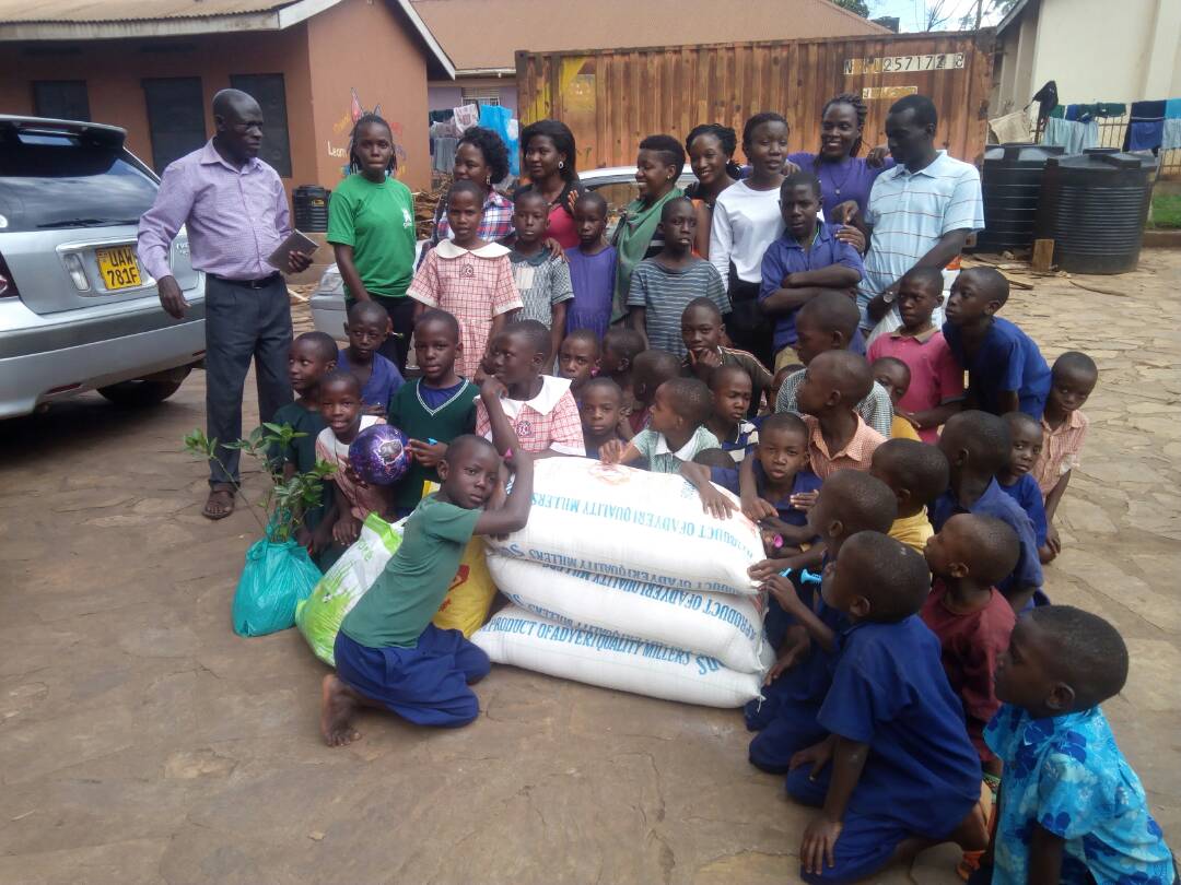 rotaractladies's tweet photo. Team Green visited Mulago School of the deaf and made a Difference with food to support population of the school. What an amazing way to serve. #RLAW17 https://t.co/G7Wor8gZkp