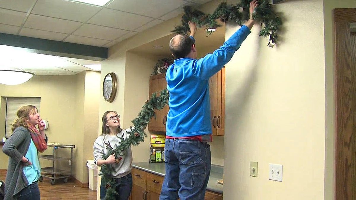 WDAYnews's tweet photo. MSUM students volunteer time decorating Bethany Senior Living https://t.co/MDGPTXs9MF https://t.co/FsaNvAgWmY
