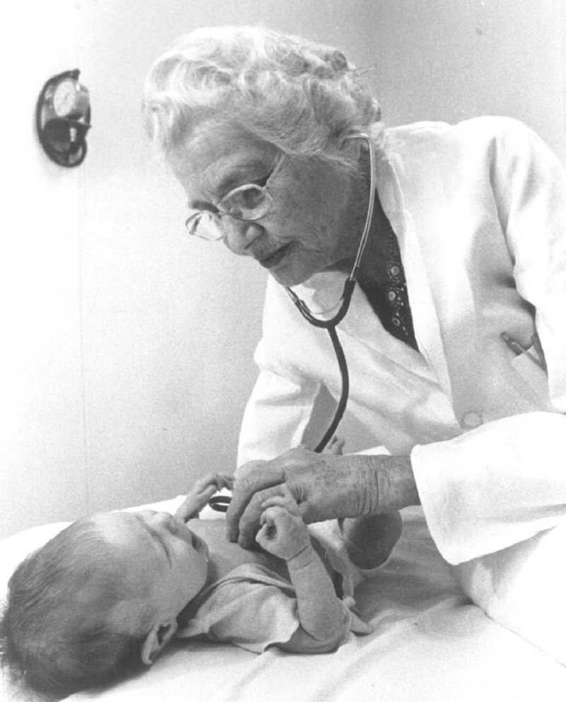 Leila Denmark est une grande pédiatre. En sauvant sa propre fille, elle