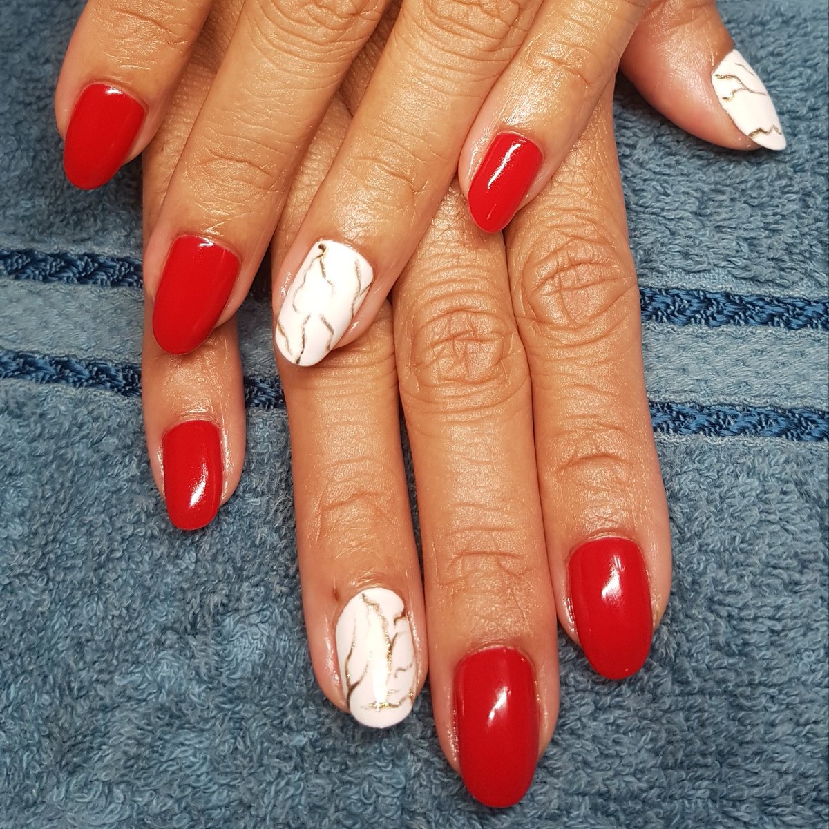 BeataHP's tweet photo. Red+marble https://t.co/UM9rhp38Bs