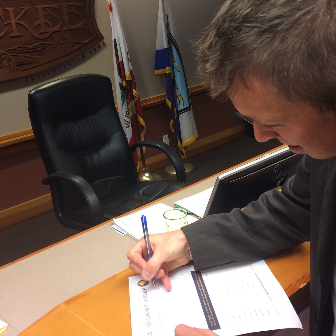 SierraClub's tweet photo. Moments ago, #Truckee, CA city council unanimously committed to 100% #cleanenergy! Mayor @mogmaar challenges other communities across the nation to join them! #ReadyFor100 #Mayors4CleanEnergy https://t.co/dTKgIqgp7c