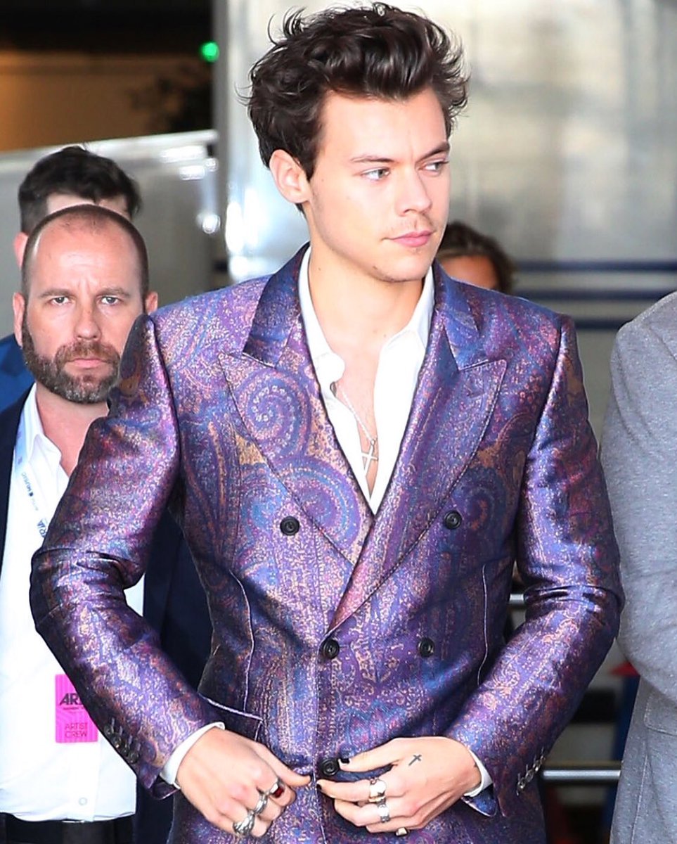 JKCorden's tweet photo. This suit though... 👊👍 https://t.co/S7Zt0BIElC