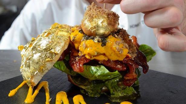 GlobalJetP's tweet photo. #Burger in the air ? What about having THE burger of the year with gold leaf on top? Fly on our private jets &amp; order your #golden #burgers.Everything is possible! #business #businesstrip #businessgoals  #BusinessNews #TravelBlog #LuxuryTravel #luxurylifestyle #Wednesdaymotivation https://t.co/k9QQhwNGP4