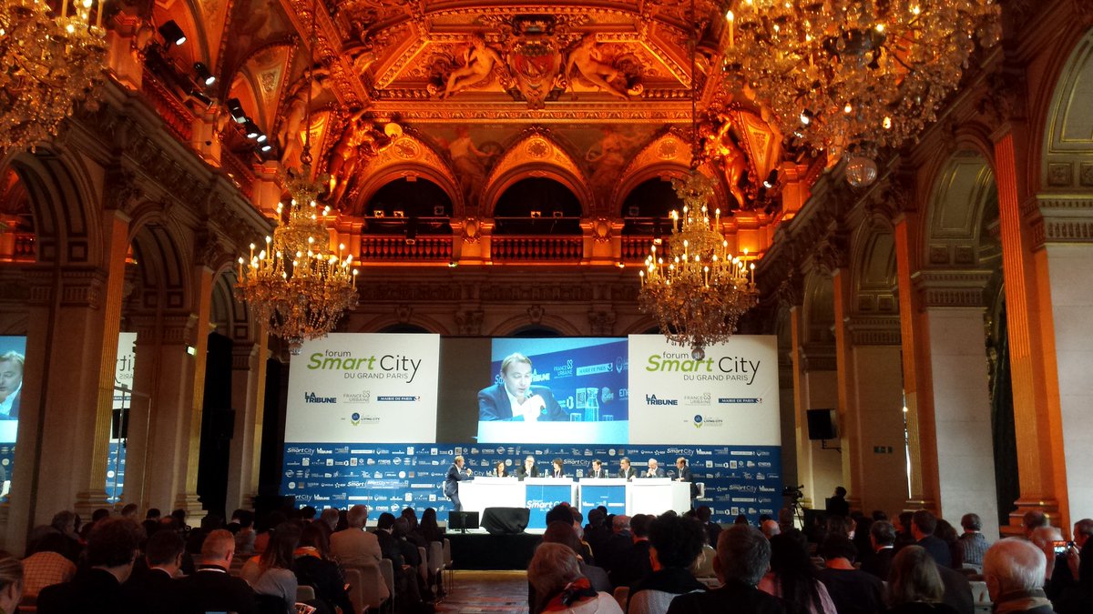 Lionel Bry : "Quand on a de la donnée il faut d'une part avoir de la donnée de qualité et de la donnée dont on se sert. 
Il faut s'assurer qu'elle ne contienne pas d'erreurs car ce sont des investissements lourds" <a href="/BryLionel/">Lionel Bry</a> @gfiinformatique #ForumSmartCity #SmartCity #data