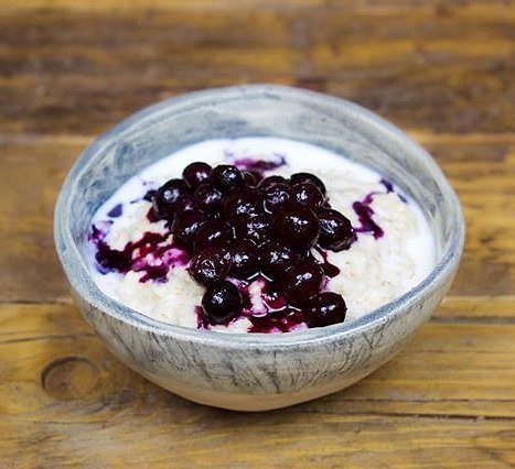 Good morning!
Coconut milk #porridge with spiced blueberry compote. A proper winter warmer that we need right now! Days are getting #colder and colder! 🌴🥛❄
Go to <a href="/kaleandhearty/">Kale and Hearty</a> page to see the delicious recipe, made with our #coconut milk!
