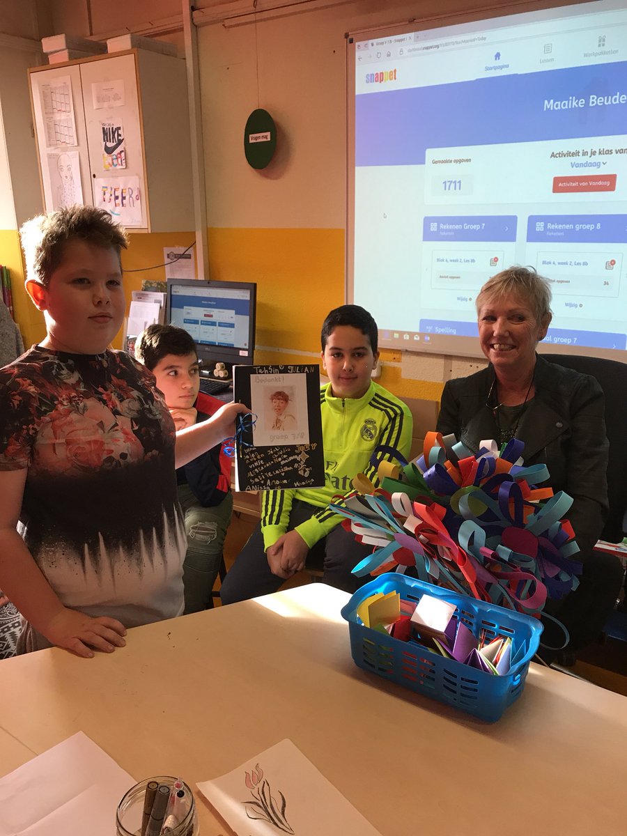 ObsIntVeld's tweet image. Juf Marian met pensioen na 42 jaar In ‘t Veld ... alle kinderen geven cadeautjes en knuffels! We gaan je missen!