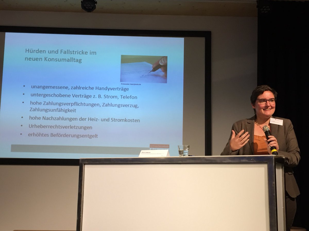 Klaus_Mueller's tweet photo. Hürden und Fallstricke im #Konsumalltag von #Geflüchteten präsentiert Petra Meier von der @vznrw auf dem Dialogforum #Verbraucherschutz. #DSVdialog https://t.co/4d357N1woi