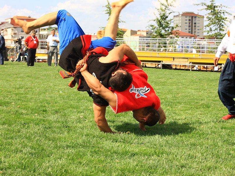 gsdfofficial's tweet photo. Aba güreşi spordan ziyade askeri eğitim amaçlı olarak yapılmıştır. Askerlerin formda kalmaları için başlayan bu güreş tarih içerisinde bir spor faaliyeti olarak yerini almıştır.
'Geçmisin İhtişamını Geleceğe Taşıyoruz'
#Gsdf #gsdf2017 #aba #wrestling #gures #spor https://t.co/5EdmXLezgY